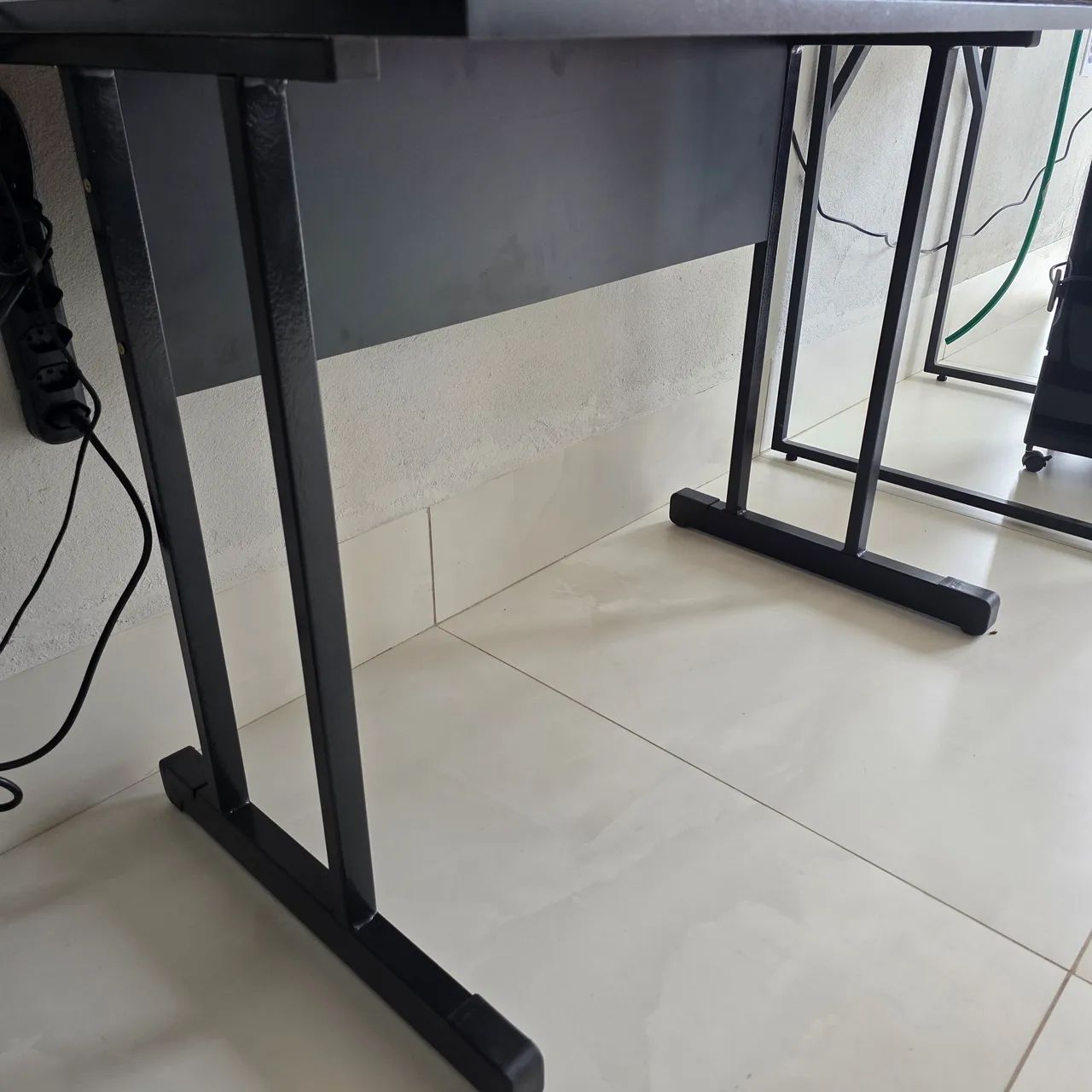 Mesa para Escritório de MDF Preta, 97cm x 55cm - Escrivaninha Mesinha Pc Gamer Notebook - Foto 2