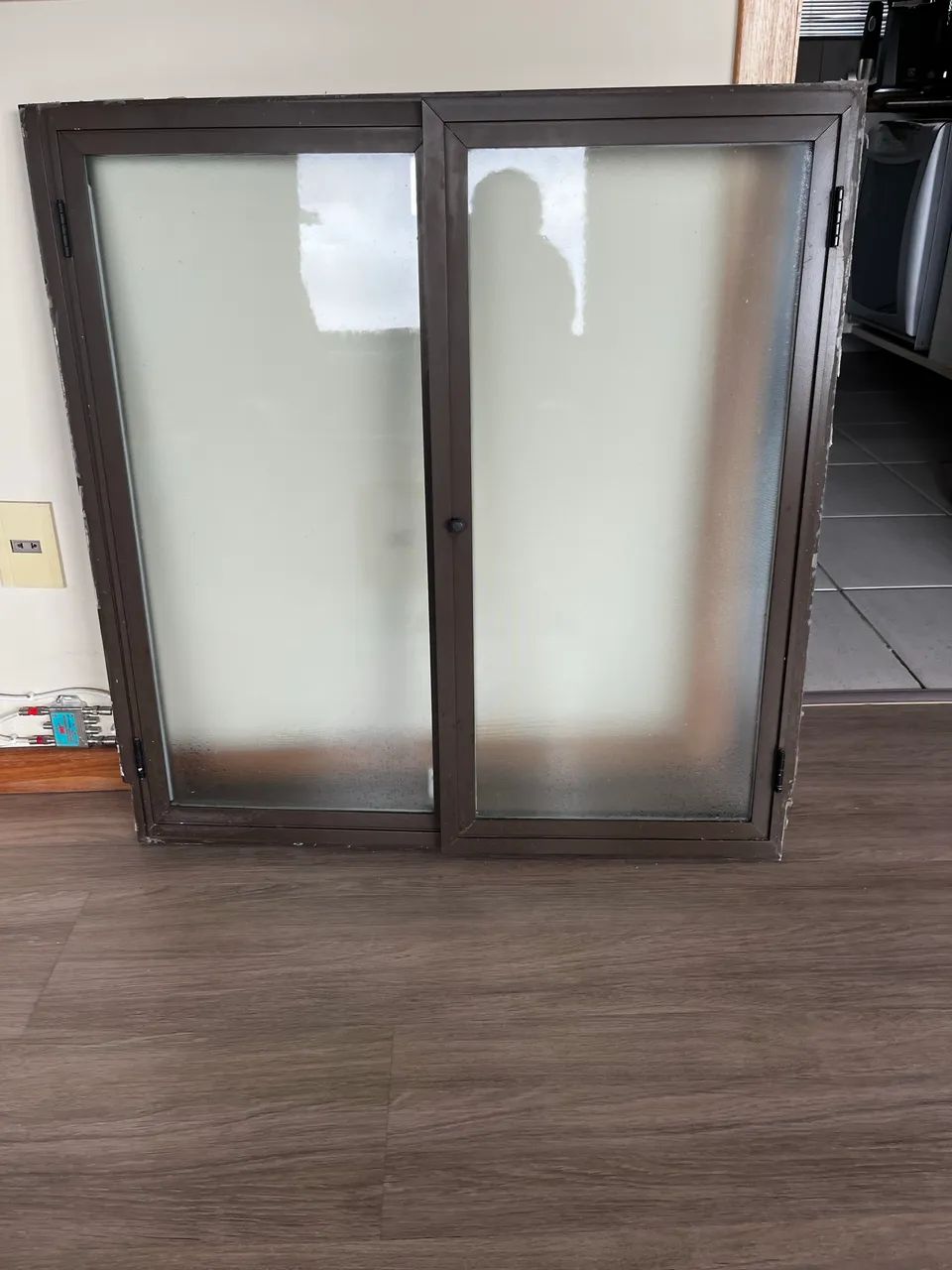 Porta de alumínio cor bronze com vidro jateado