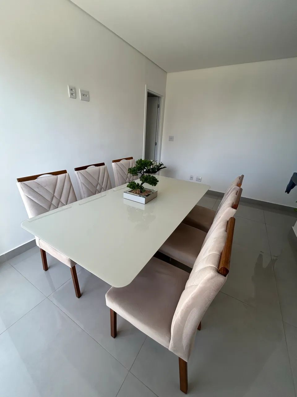 Vendo mesa de jantar com 6 cadeiras