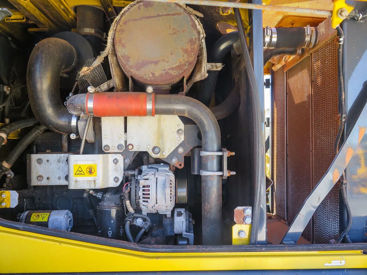 Pá carregadeira KOMATSU WA200 2018 com 10.599h de operação - Foto 6