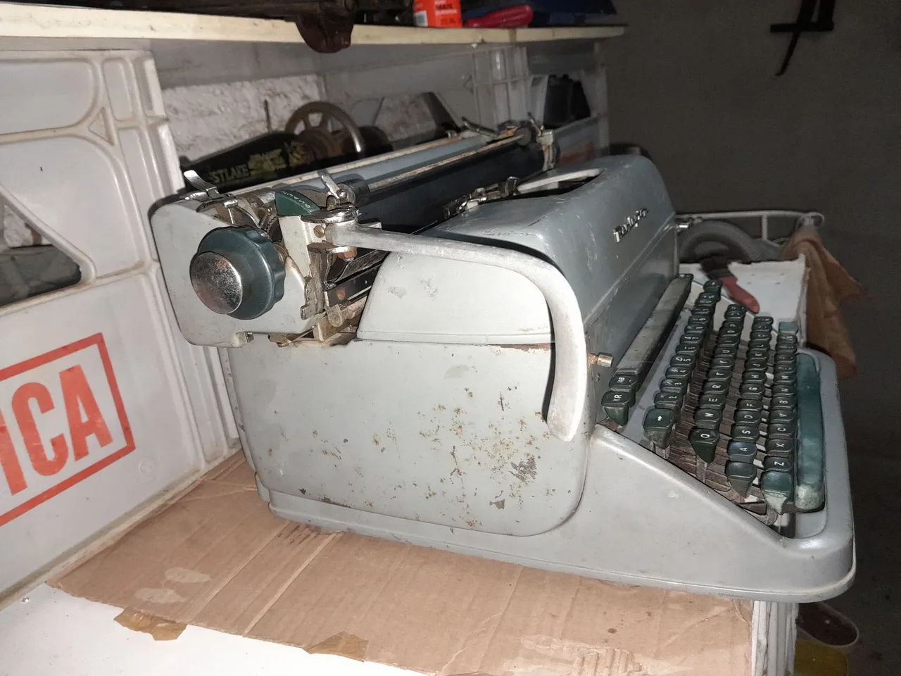 Máquina de escrever antiga funcionando  - Foto 4