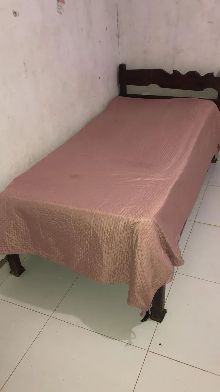 Vendo cama de solteiro de madeira 
