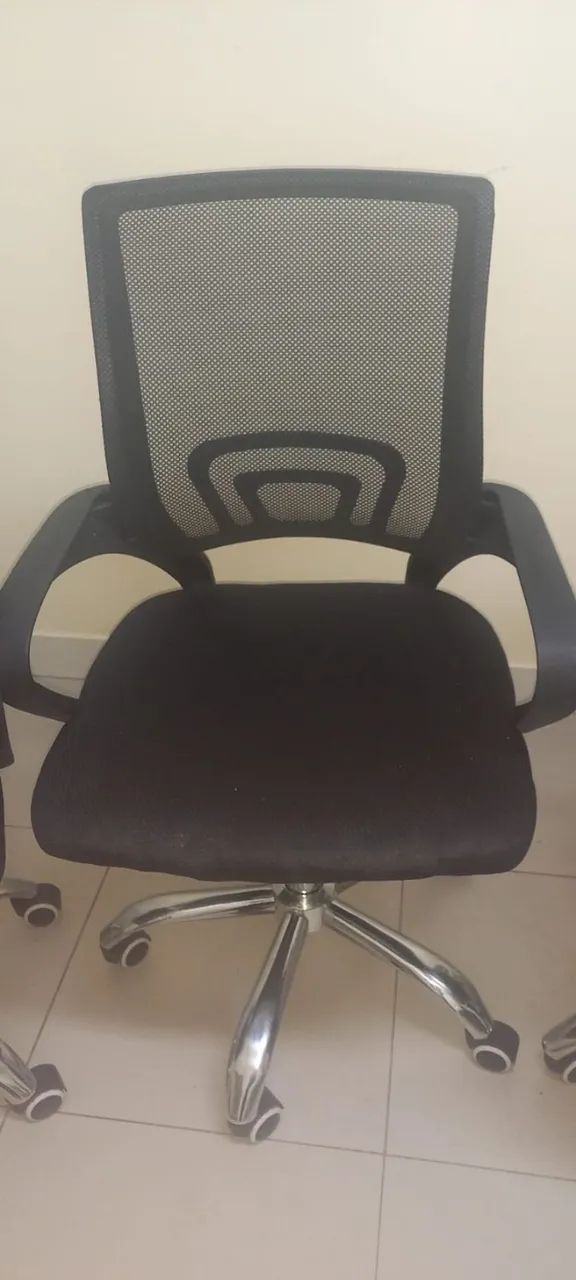 1 armário com chave, 2 mesas de 1,83m e 7 cadeiras - Foto 4