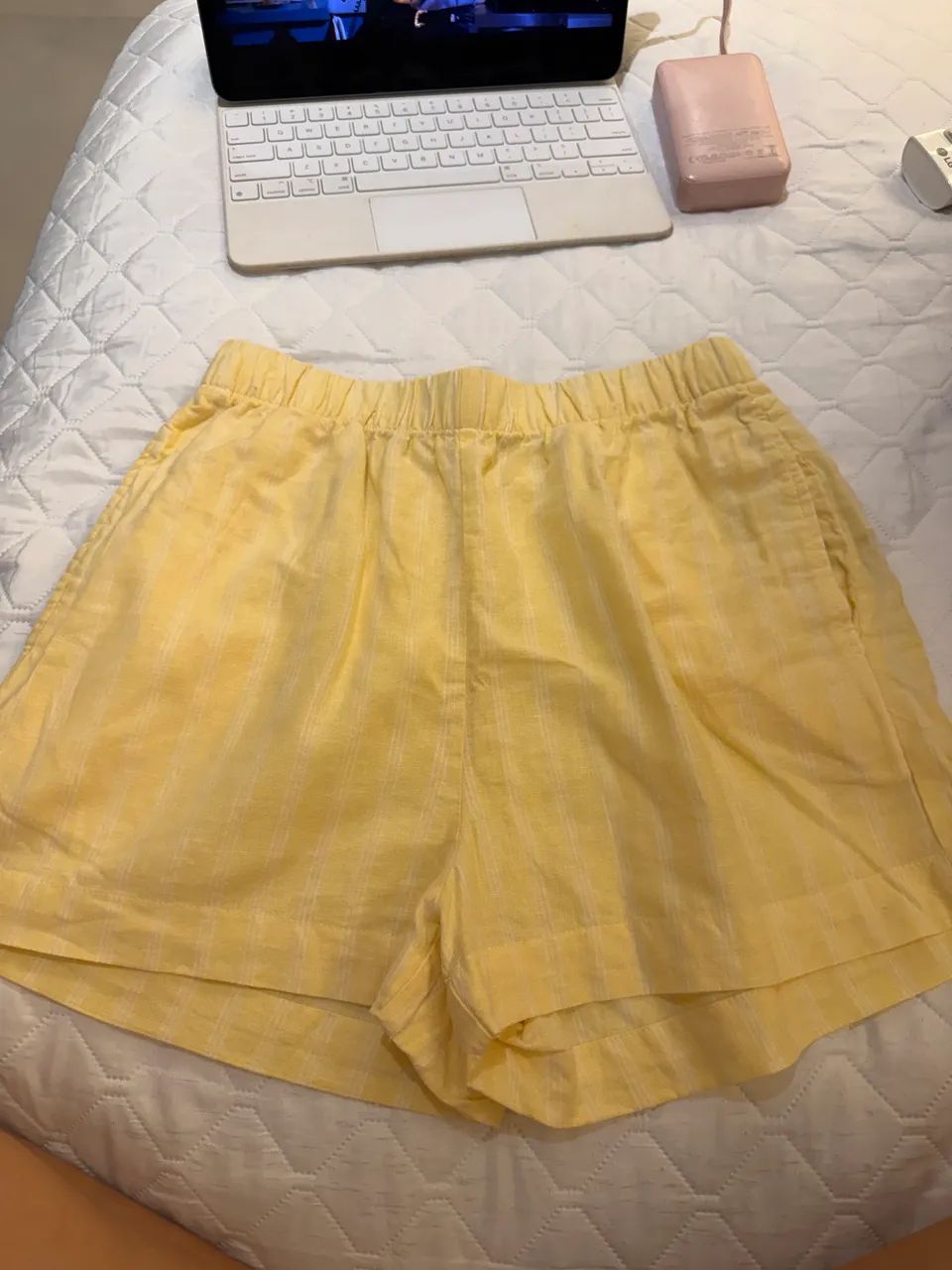 short linho amarelo 