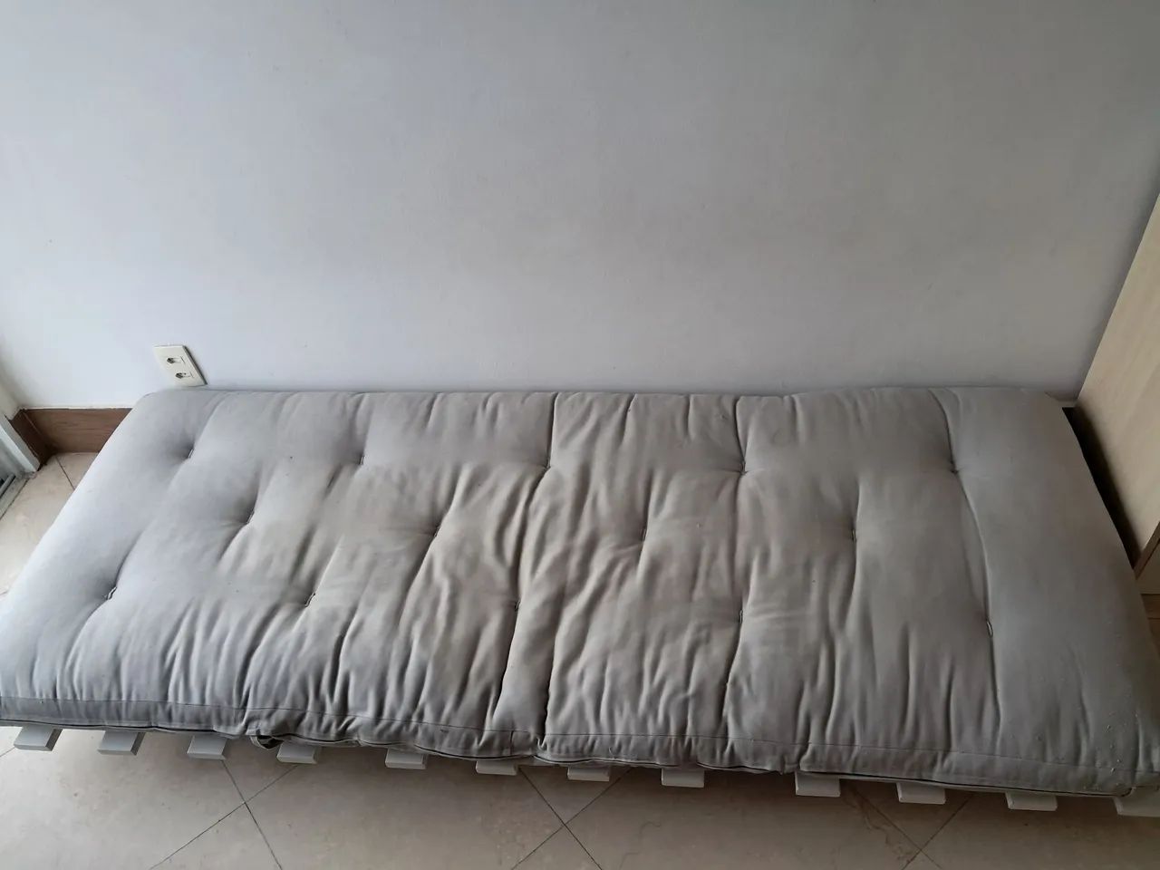 Futon cama e poltrona com base em madeira 