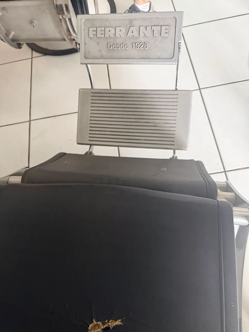 Vendo cadeira de barbearia - Foto 2