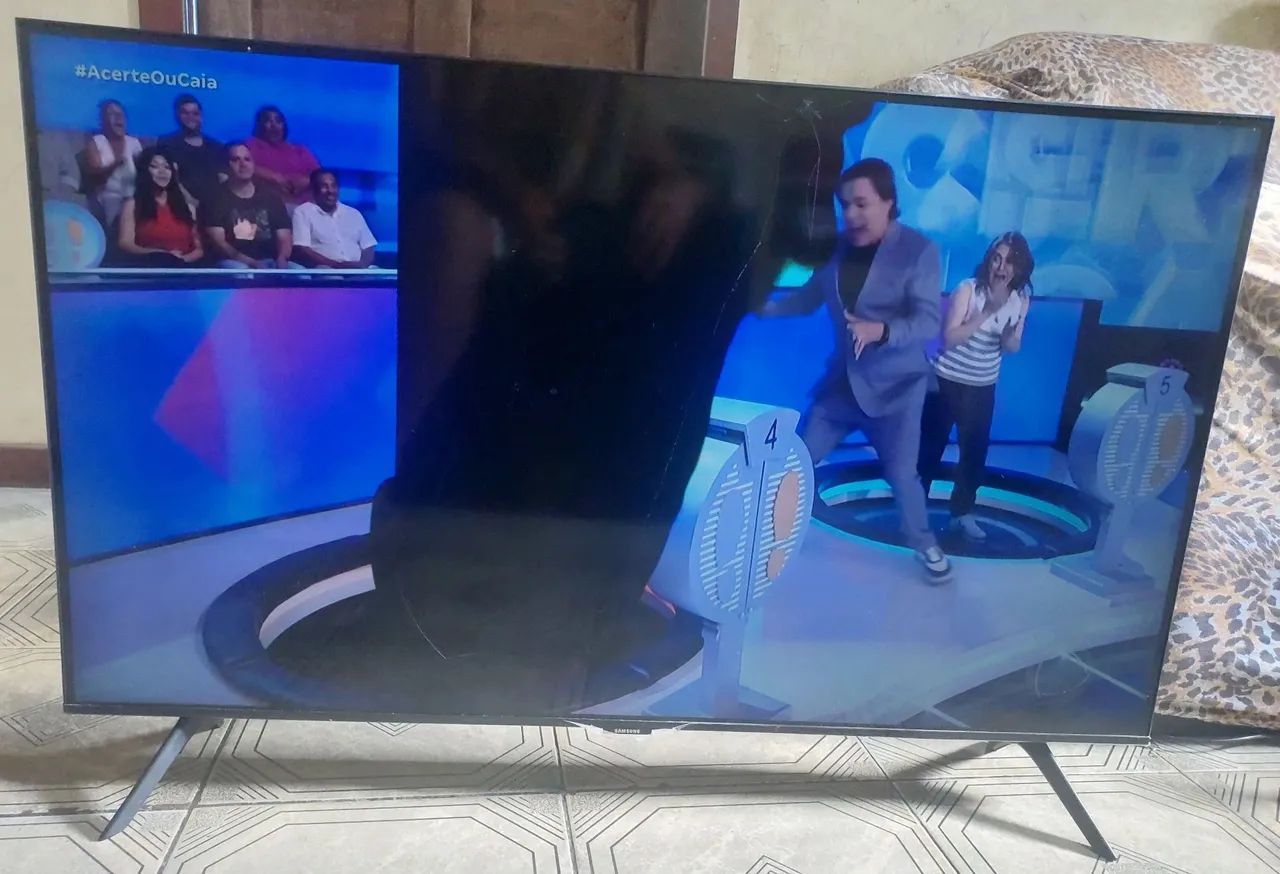 TV Samsung 43 polegadas mod. CU7700, tela cristal líquido vazado/ quebrada  - Foto 2