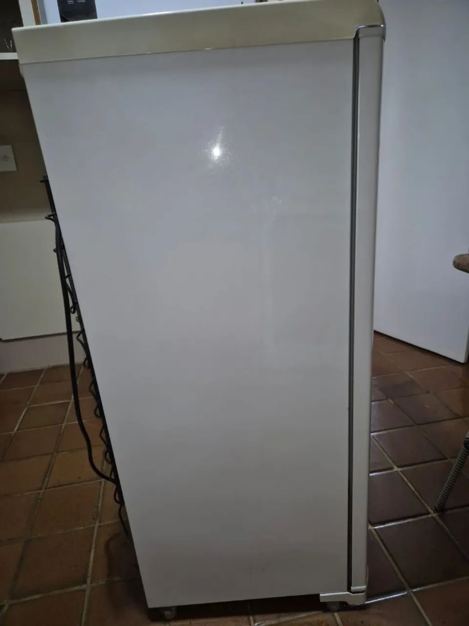 Freezer vertical Electrolux FE18 branco - Foto 2