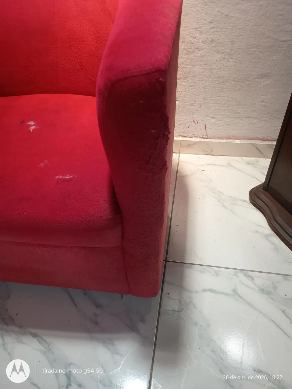 Duas cadeiras e uma poltrona em bom estado de uso  - Foto 3