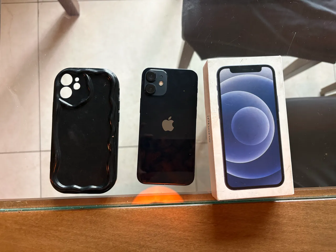 iPhone 8 64GB com caixa e adesivos da Apple - Celulares e