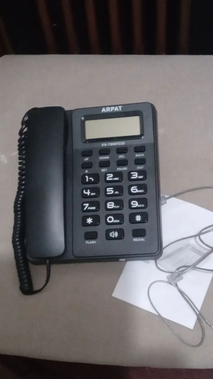 Telefone fixo retrô com linha 