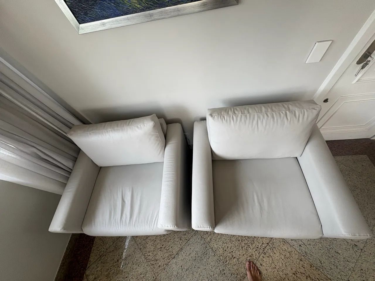 Poltronas Tok Stok - revestidas em courino - Foto 3