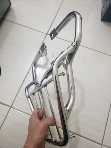 Suporte CROMADO de baú para titan 150
