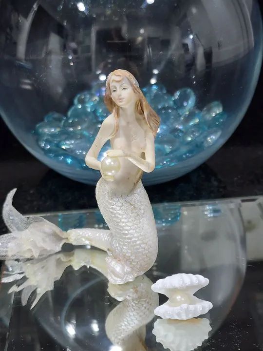Escultura Sereia no bow aquário de vidro com  pedras de vidro azuis em base espelhada - Foto 3