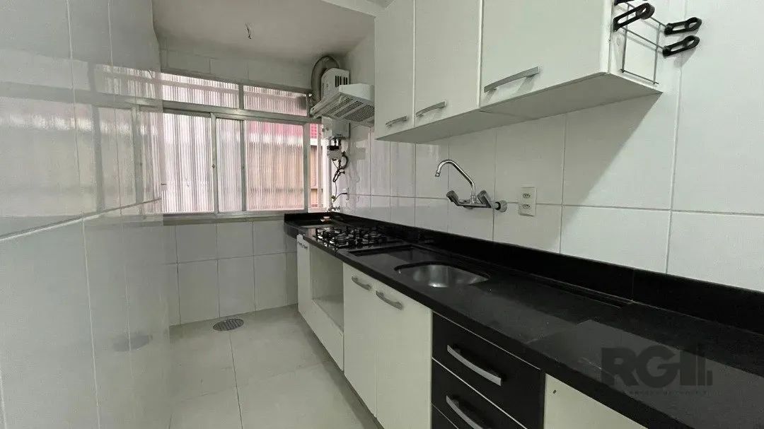 Excelente duplex de 2 dormitórios semi mobiliado. Living da parte inferior com espaço que  - Foto 5