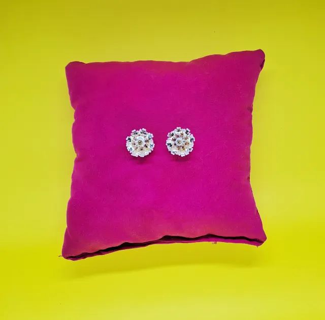 Par de Brincos Feminino - Flores Brancas com Pérola - Foto 2