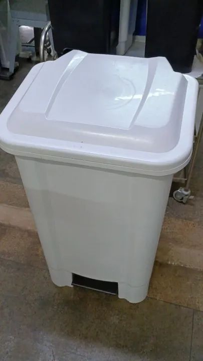 Lixeira Plástica Branca 100 Litros Pedal 