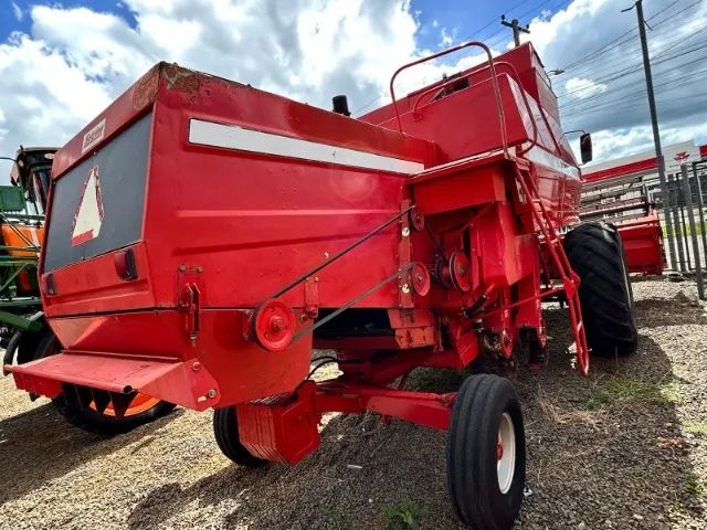 Colheitadeira MF5650 - Tratores e máquinas agrícolas - Cristal