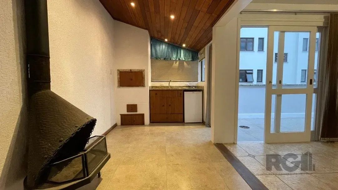 Excelente duplex de 2 dormitórios semi mobiliado. Living da parte inferior com espaço que  - Foto 12