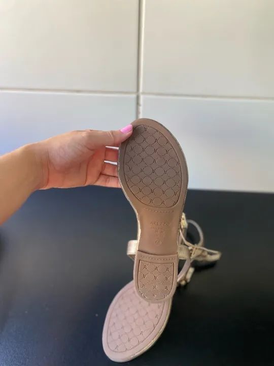 Sandálias Douradas com Pedrarias - Foto 2