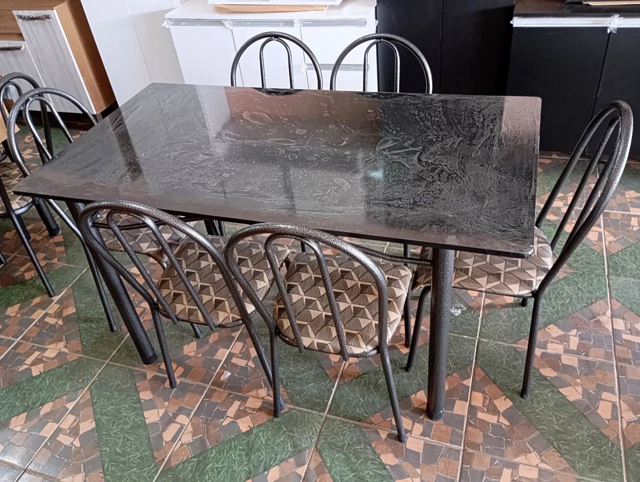 Mesa com 6 cadeiras, tampo em ardósia. - Foto 3
