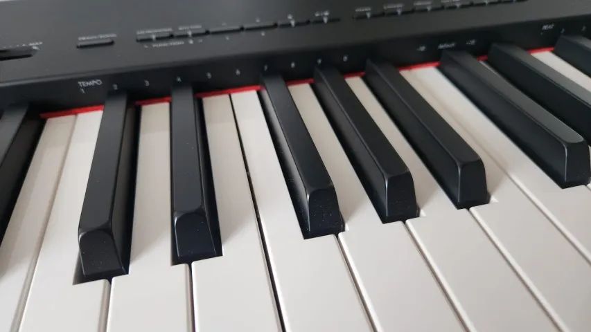 Piano Digital Yamaha P-225b Preto 88 teclas, portátil, com fonte, pedal e porta partituras - Foto 6