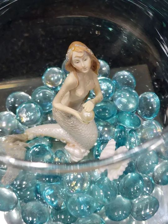 Escultura Sereia no bow aquário de vidro com  pedras de vidro azuis em base espelhada - Foto 4