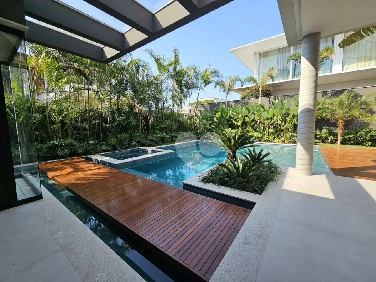 Condomínio Alphaville - Casa Triplex recém construída em projeto Contemporâneo com 5 Suíte