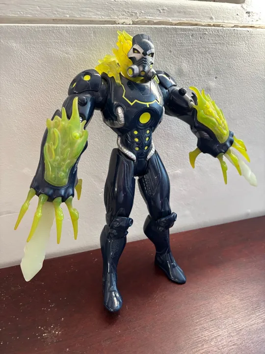Boneco Max Steel Vilão Toxzon lâmina ácida