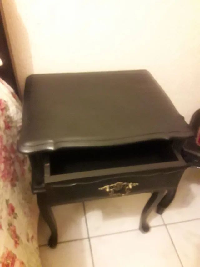 Mesa provensal de cabeceira em preto acetinado - Foto 3