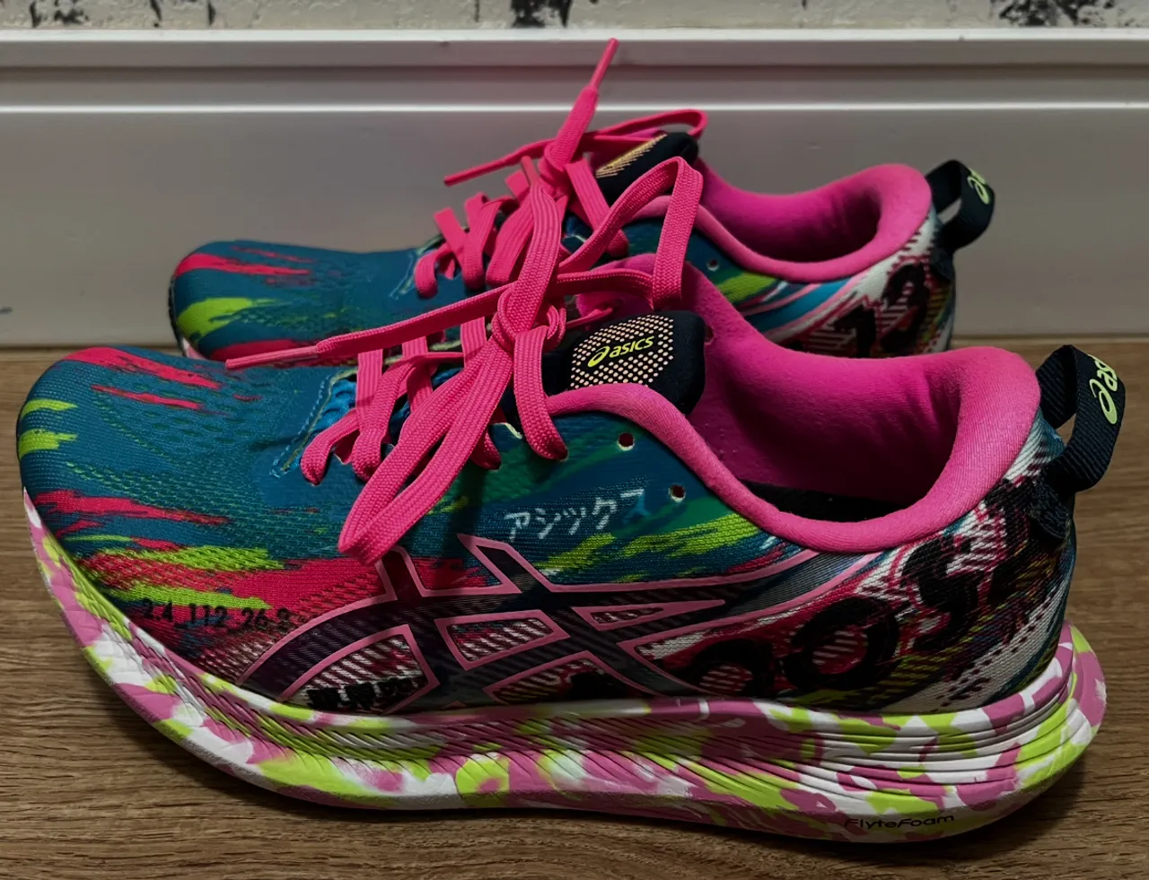 Tênis Asics Colorido com Design Moderno