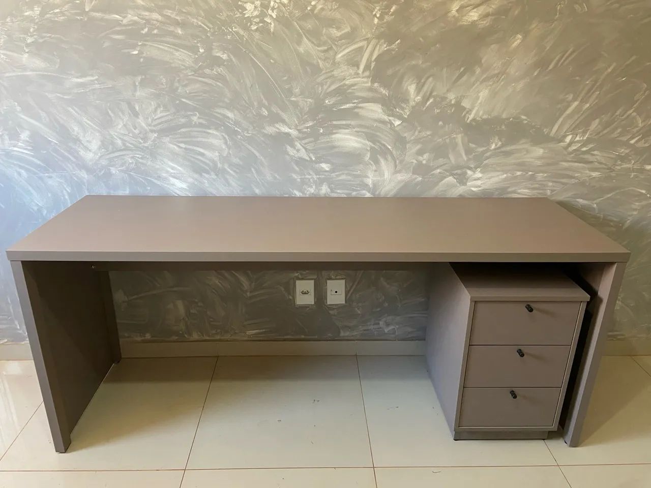 MESA ESCRITÓRIO 1,80m COM GAVETEIRO 3 GAVETAS 100% MDF - Foto 2