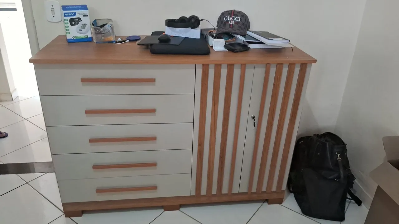 Cômoda com 5 gavetas e 1 porta