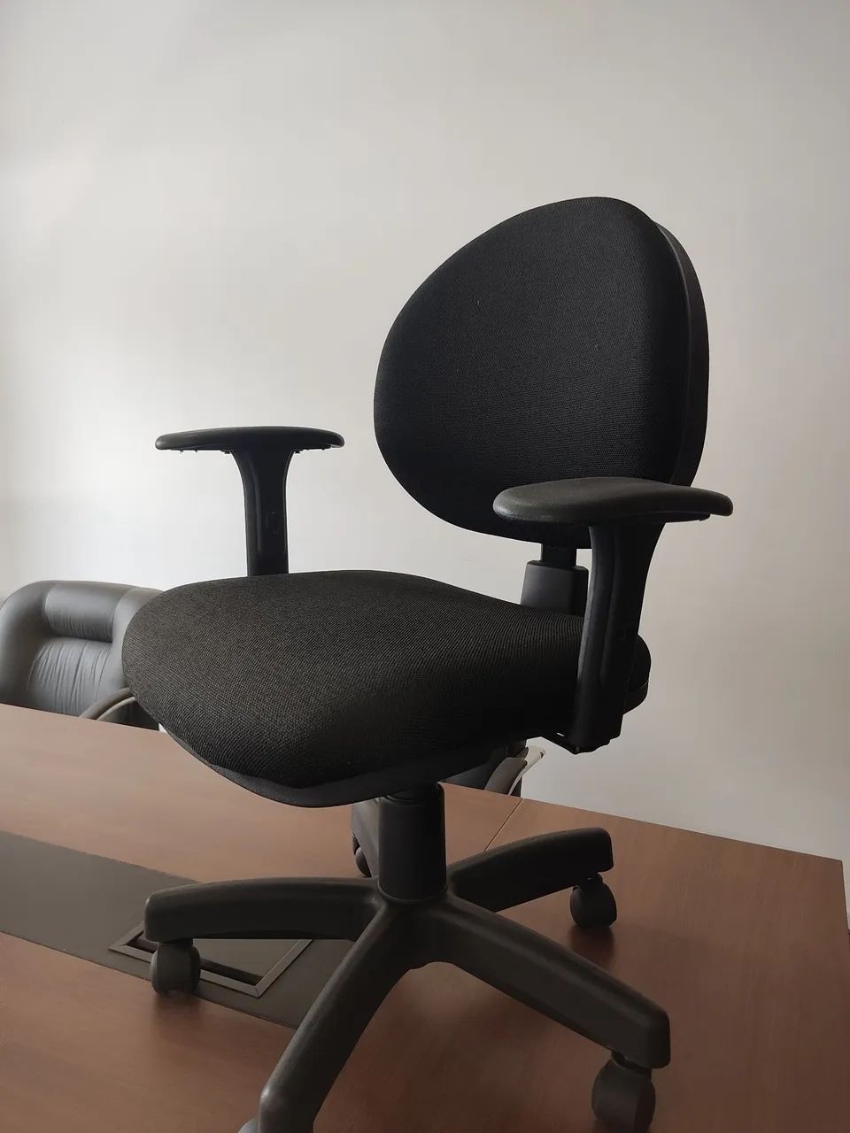 Cadeira ergonômica lisa com braços 