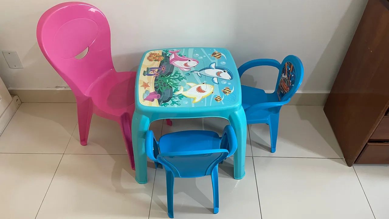 Mesa e cadeiras infantis 