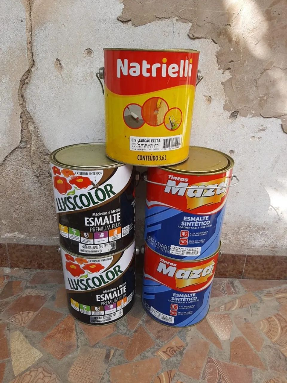 Cinco Latas de Tinta Esmalte