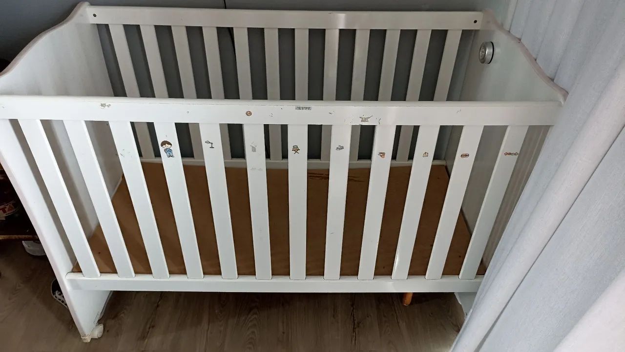 Berço na cor branco com rosa.