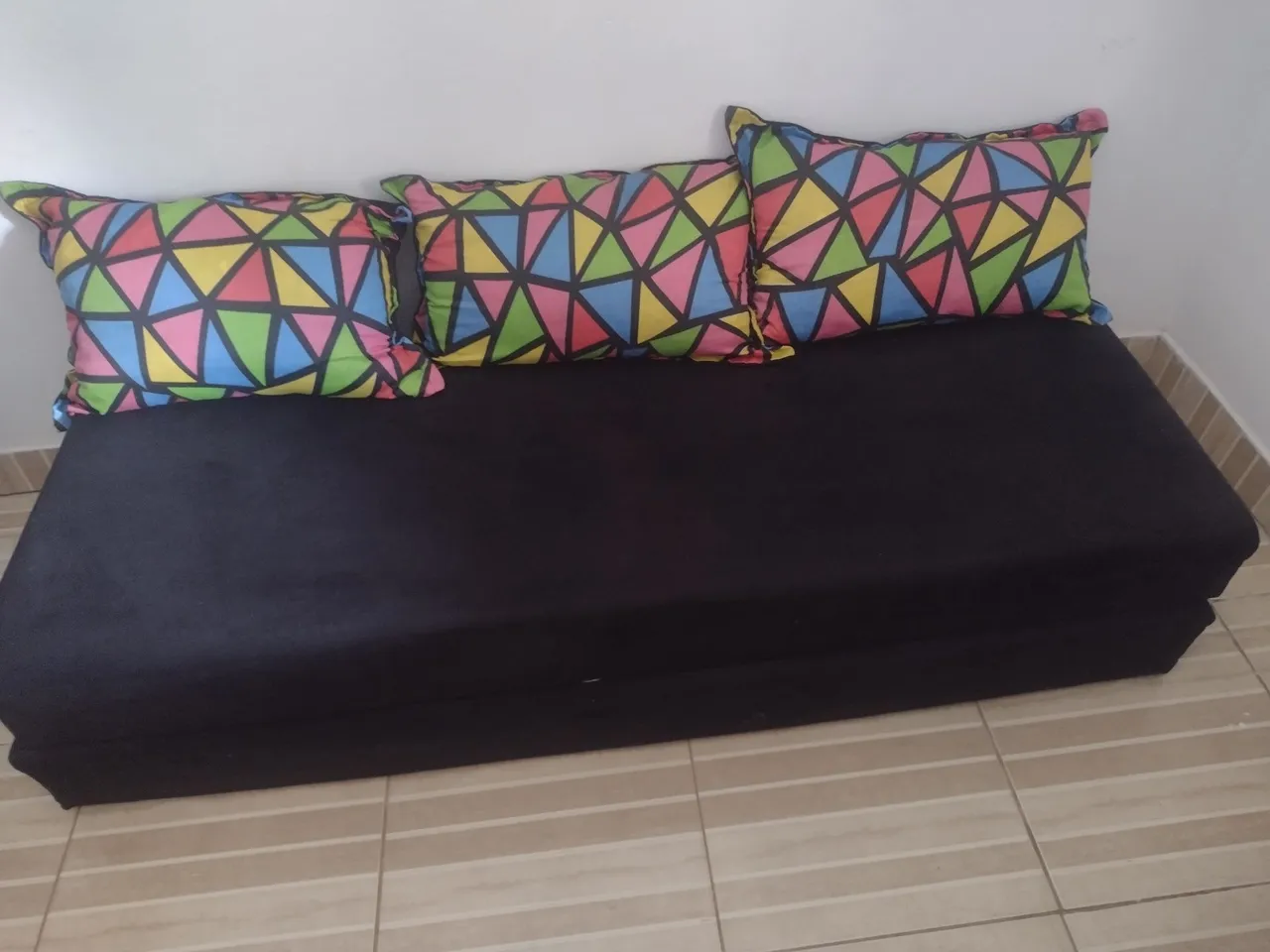 Sofá Cama Preto com Almofadas