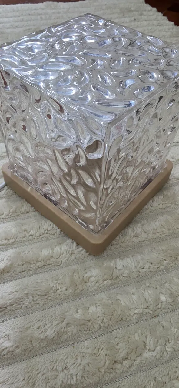 Luminária de Mesa com aspecto de Cristal