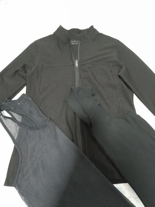  80,00 os três,  pra vender logo .Roupas esportivas preto - tamanho M/G