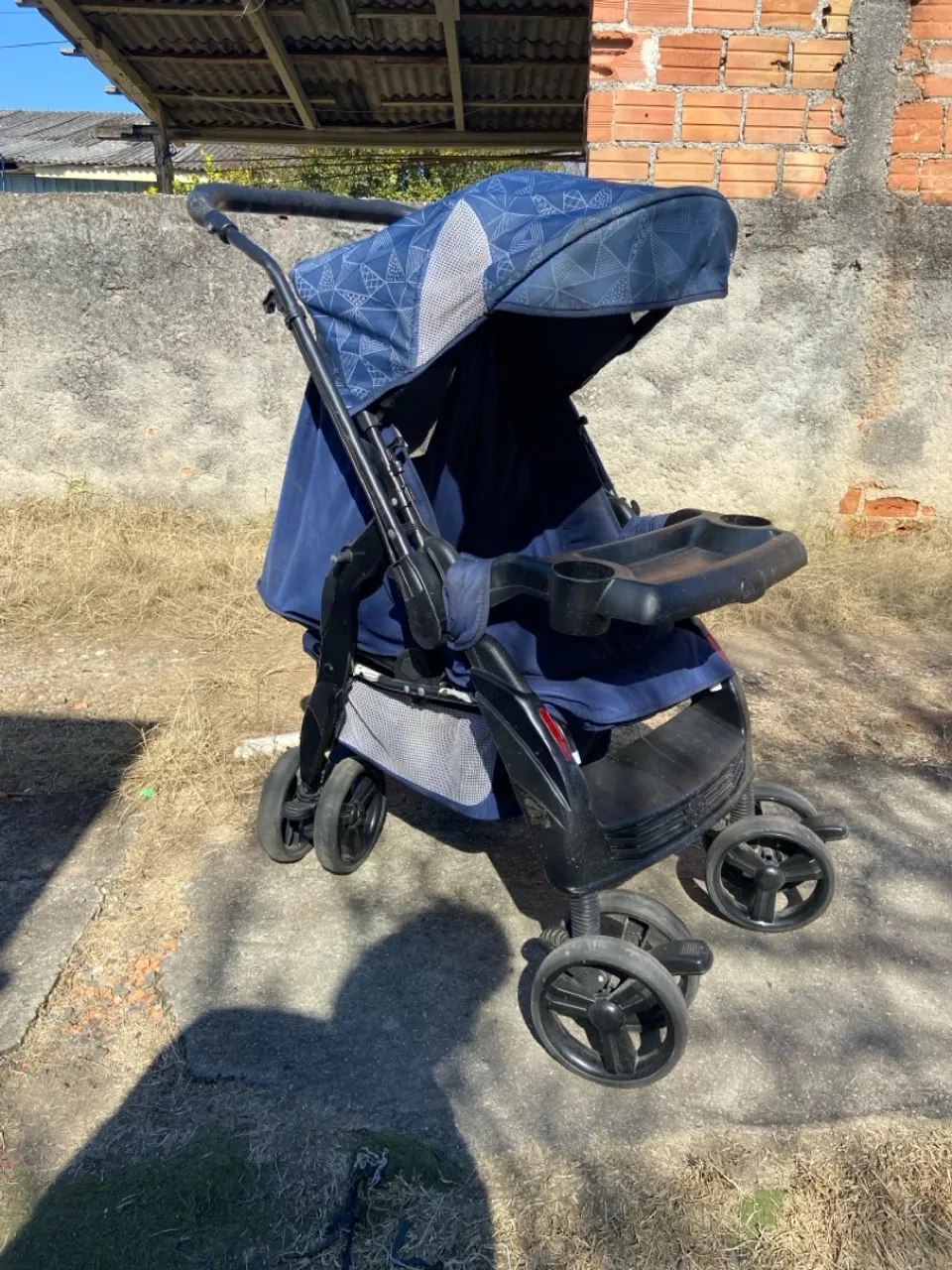 Carrinho de Bebê Azul com Bandeja (Tutti Baby)