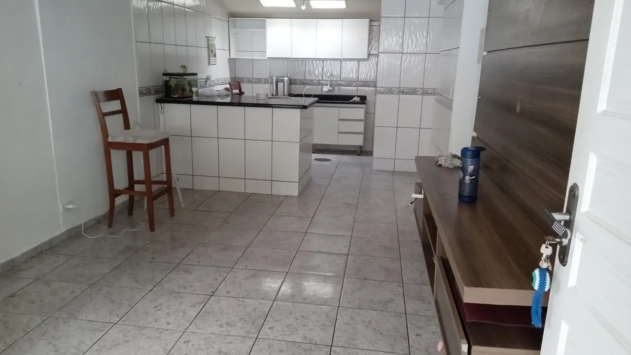 Casa em Condomínio Fechado com Churrasqueira e Varanda