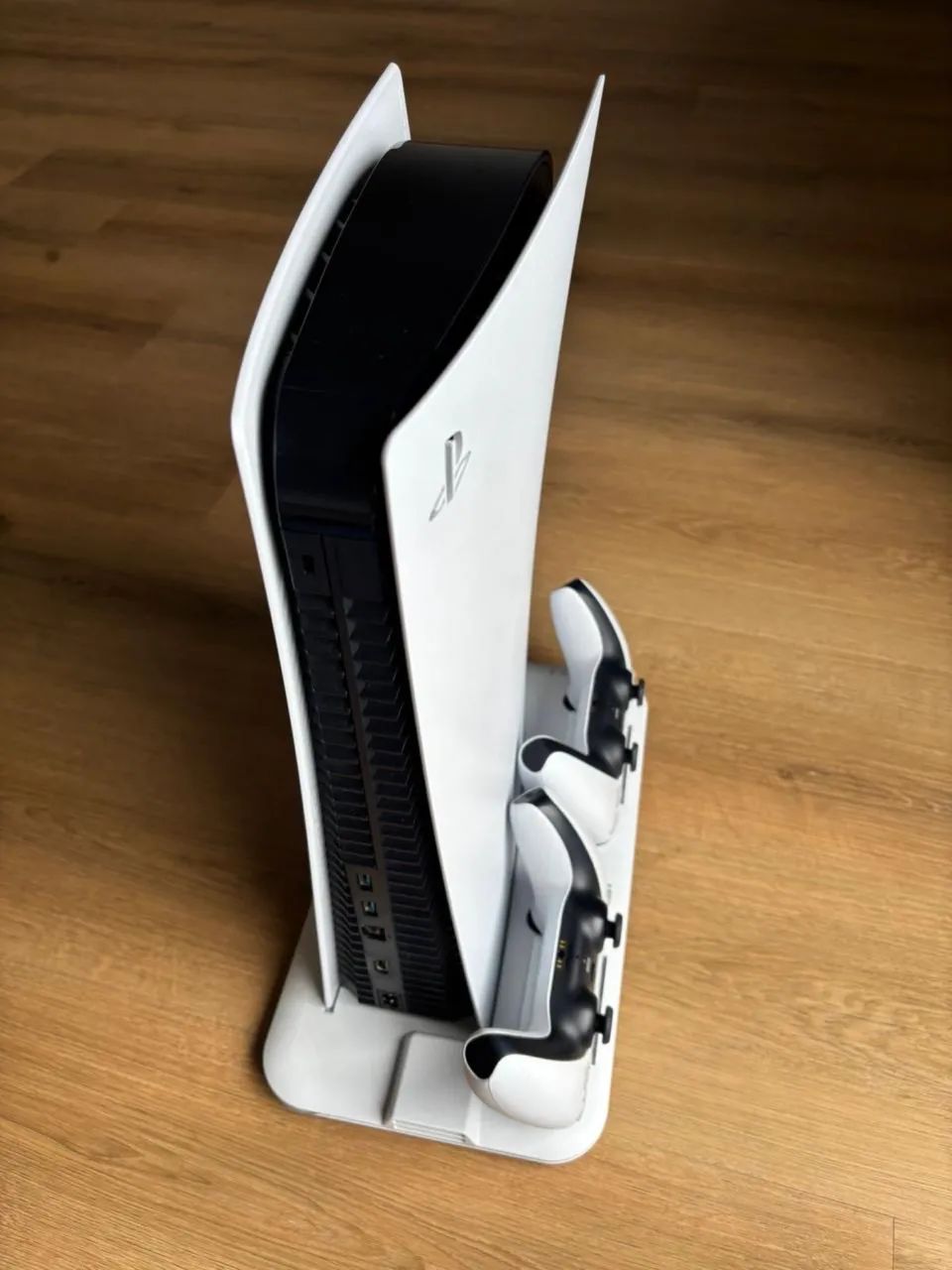 PlayStation 5 + 2 DualSense Controllers + Charging Dock64300204654209125
