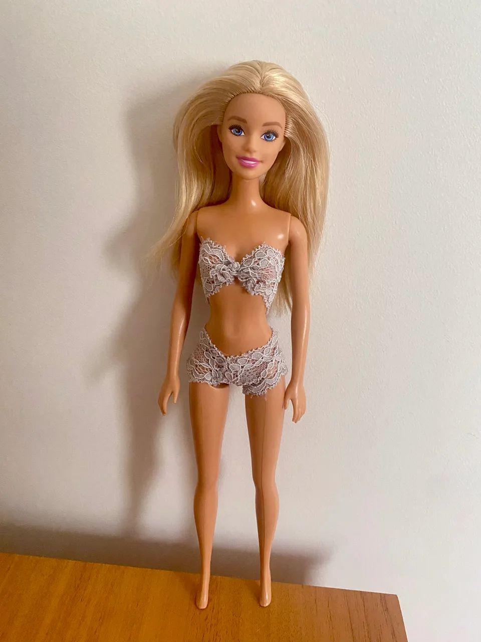  Barbie- Kit boneca + Roupinhas  - Foto 2