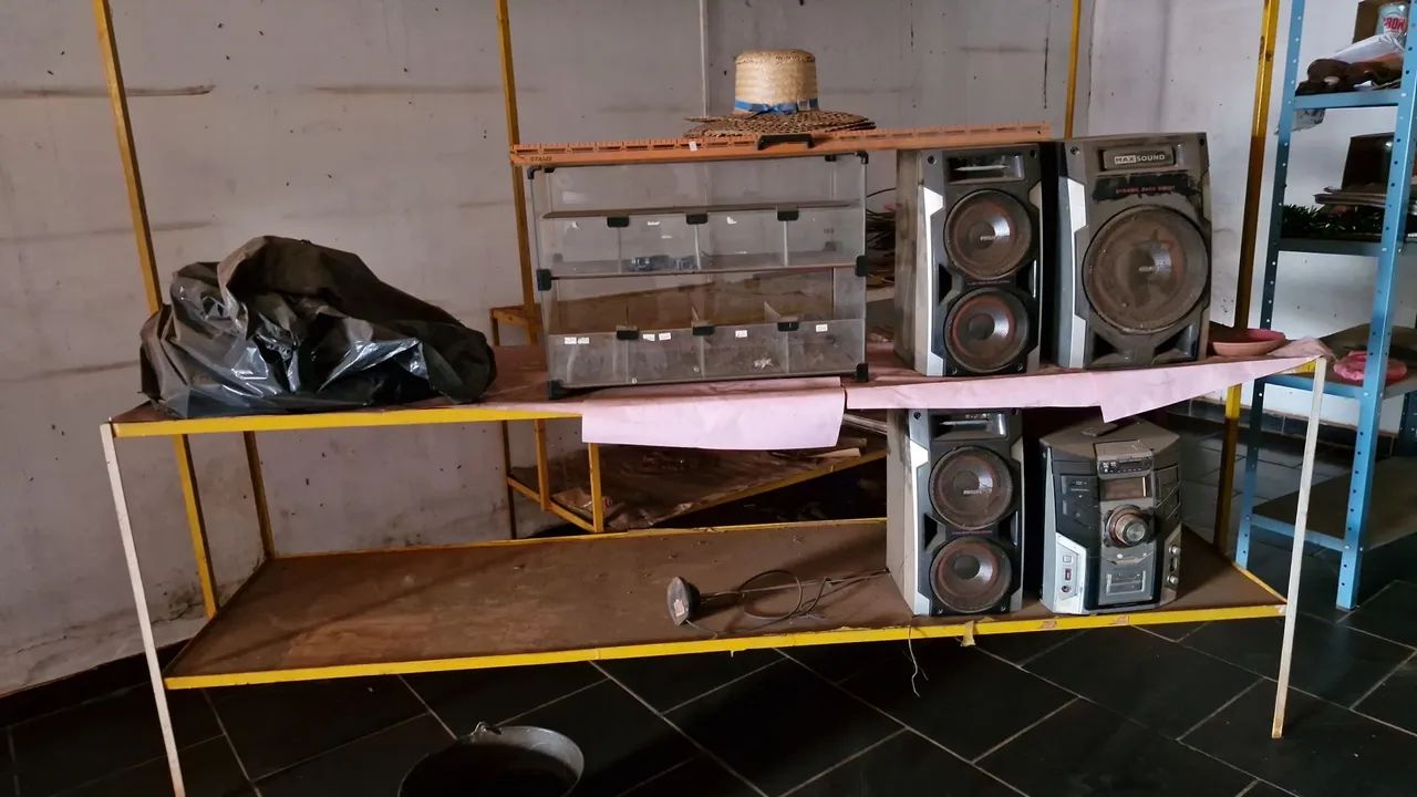 Expositores e prateleiras para comércio