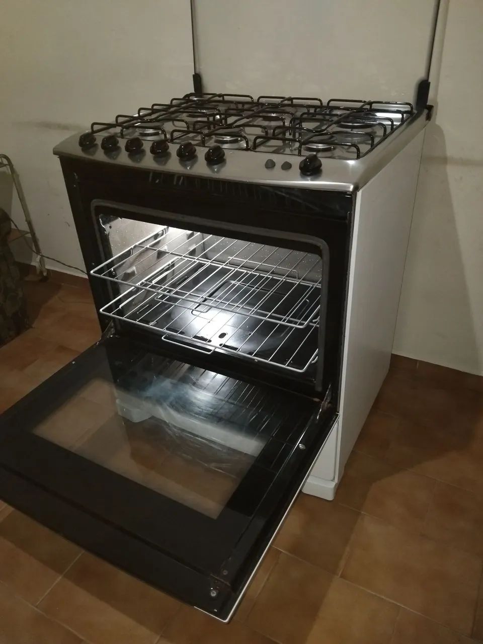 Fogão de 6 bocas da Electrolux automático revisado e limpo funcionando tudo bivolt  - Foto 4