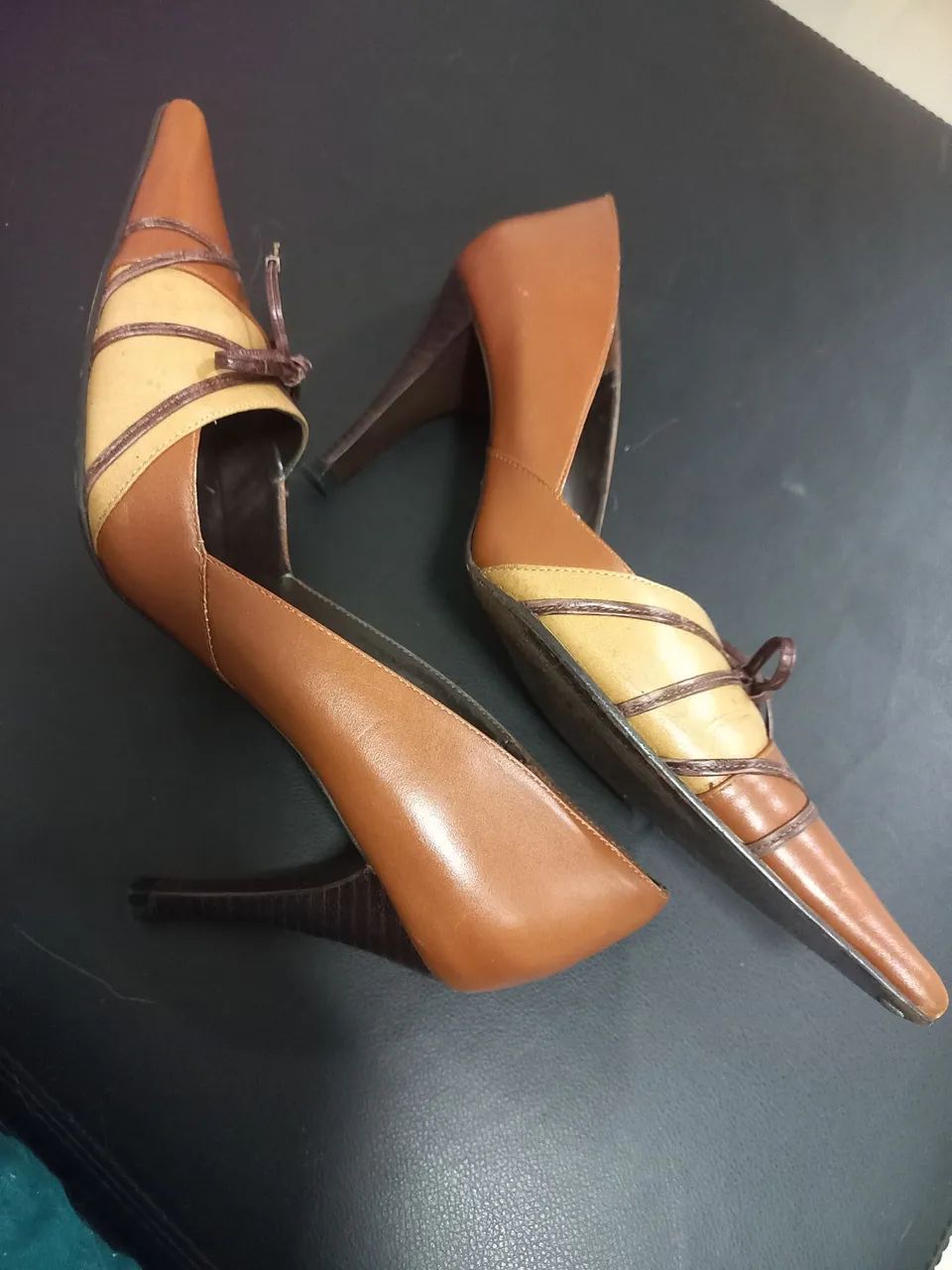 Scarpin Saad de Couro Marrom e Bege - Foto 3
