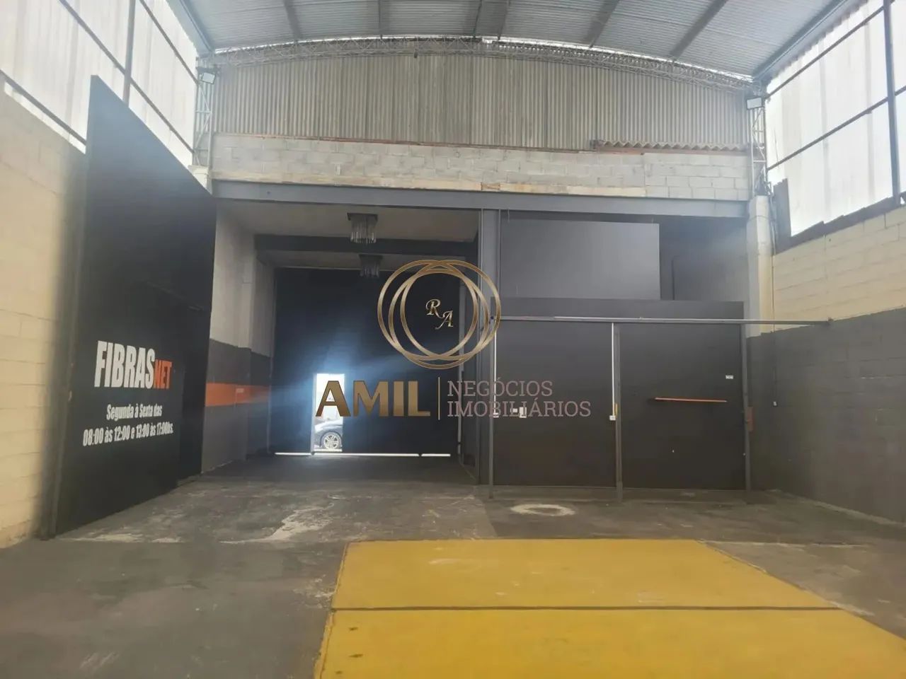 EJ- Galpão para aluguel possui 600 metros quadrados com 1 Sala, SJC