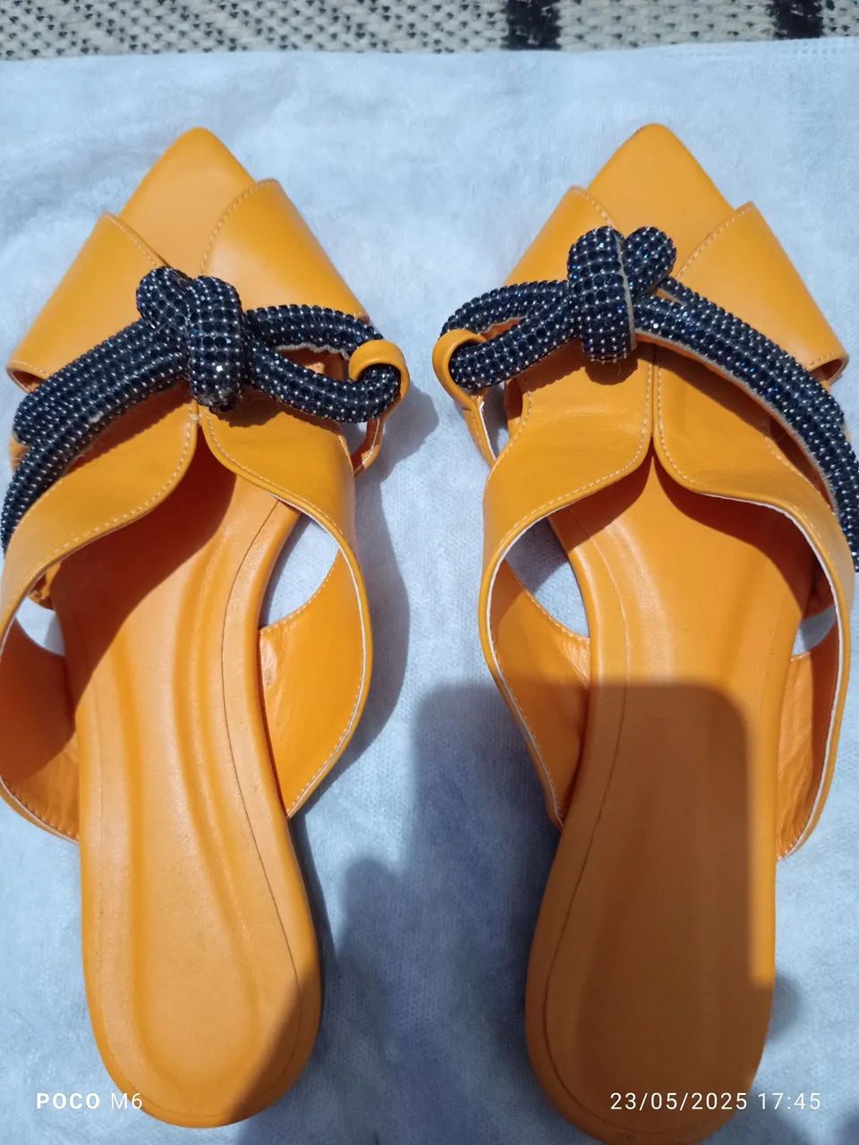 Sandálias Laranja com Detalhe em Strass - Elegância e Conforto