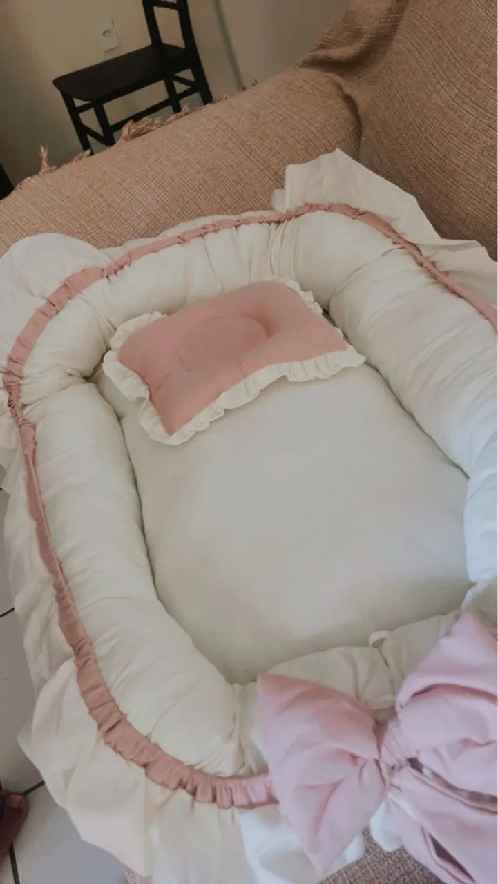 Ninho para bebê com laço e almofada. Cor: Rose/palha